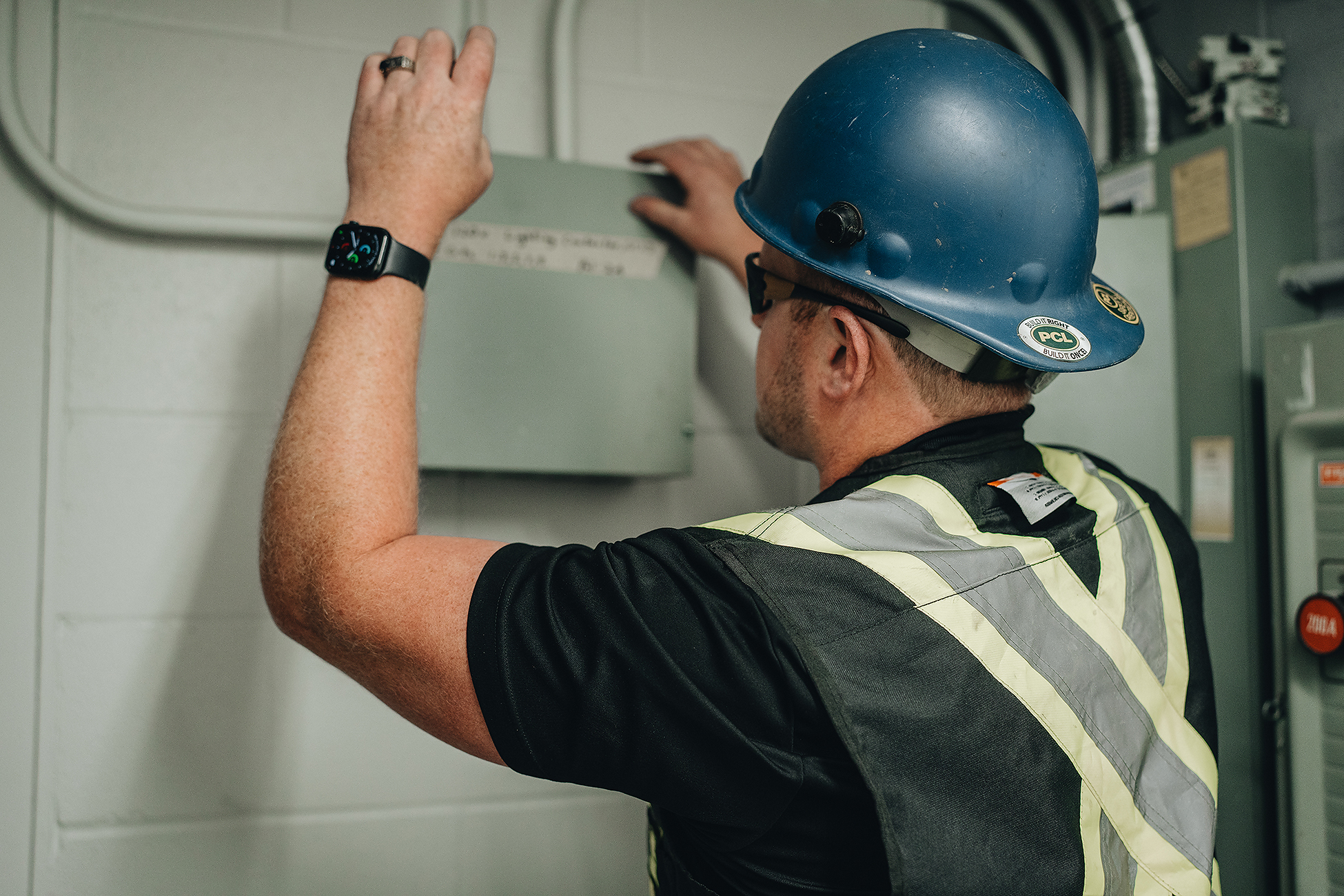 An upgraded 200-amp electrical panel installed by a licensed electrician in an Auburn Bay home.